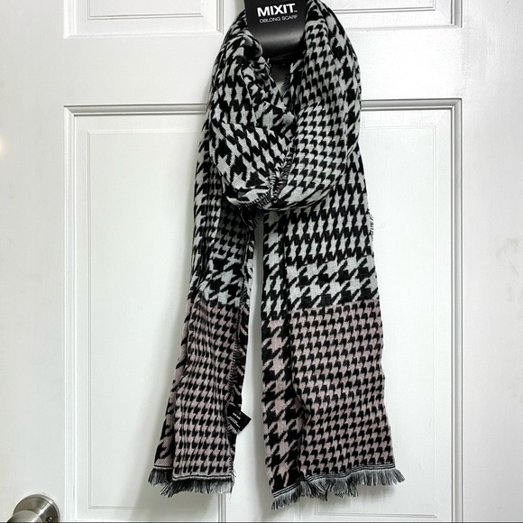 NEW Houndstooth Pattern Scarf - Picture 2 of 4